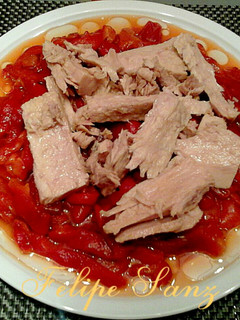 Una foto de Pimientos rojos asados, con bonito del norte.
