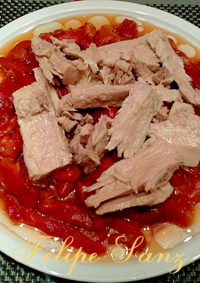 Una foto de Pimientos rojos asados, con bonito del norte.