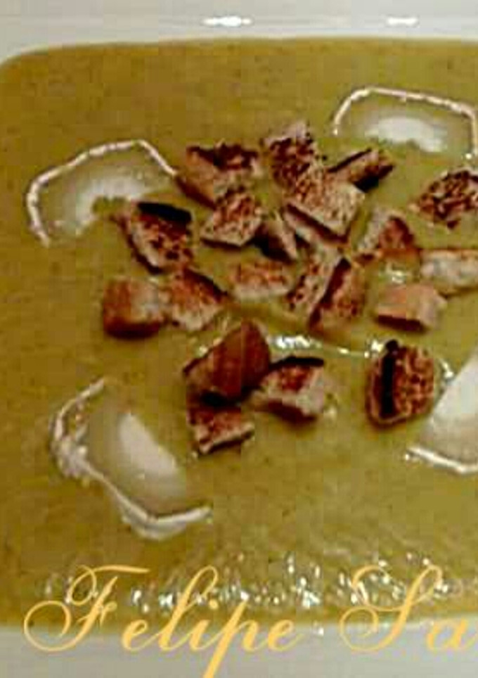 Una foto de Crema de calabacin, con queso de cabra. 