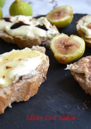 Una foto de Tostadas variadas con Coulommiers