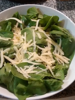 Una foto de Ensalada de espinaca clásica