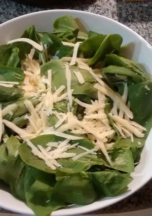 Una foto de Ensalada de espinaca clásica