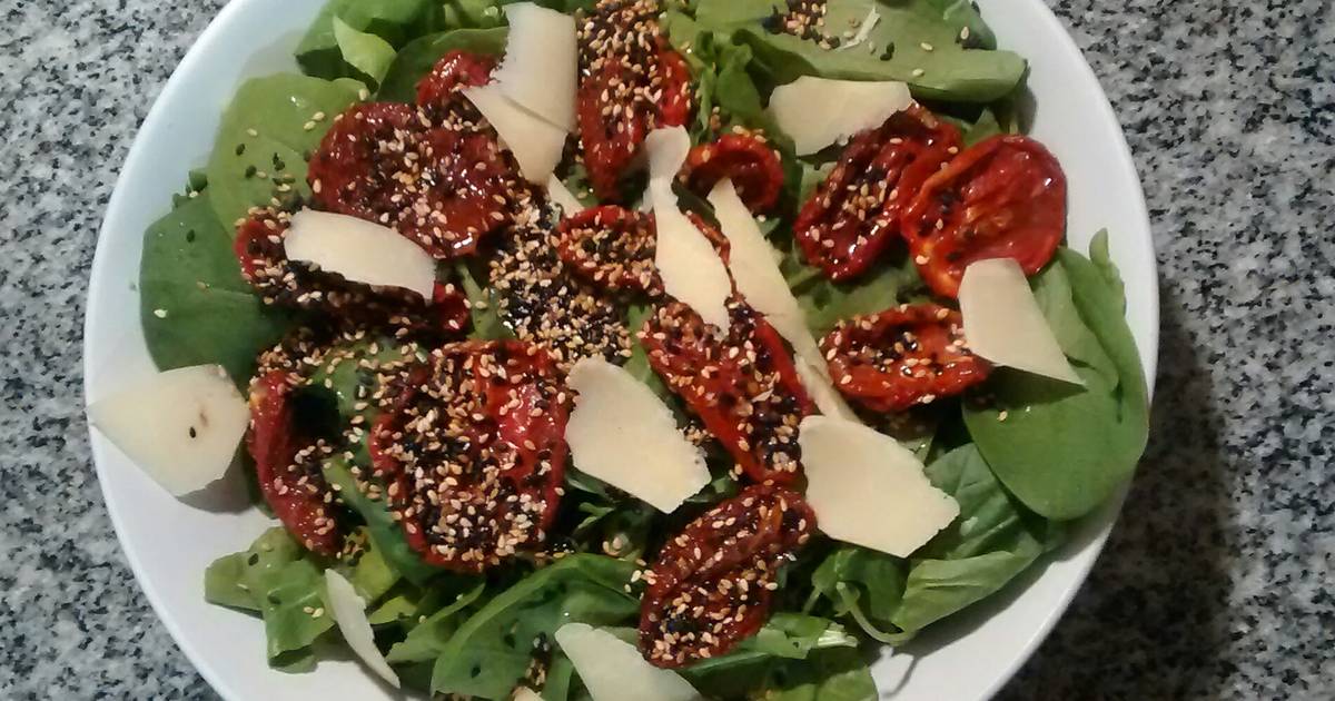 Ensalada verde con tomates secos, provolone y semillas de sésamo Receta de  Sandra Vázquez- Cookpad
