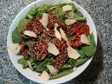 Ensalada verde con tomates secos, provolone y semillas de sésamo