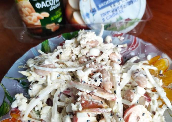 Лёгкий салат с фасолью и яблоком