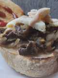 Sándwich de carne🥩, cebolla🧀caramelizada🌰 y queso🥯