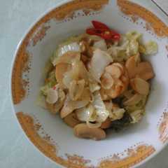 A picture of tumis jamur kancing sawi putih.