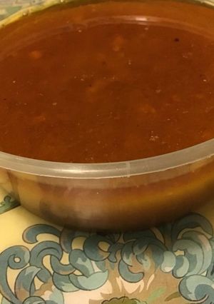 Une photo de Bouillon maison oignons tomates du jardin et épices cajun