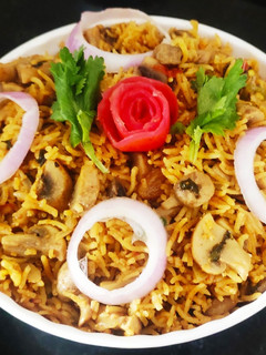 முந்திரிப்பால் காளான் பிரியாணி (Mushroom biryani with cashew milk recipe in tamil) செய்முறை முக்கிய புகைப்படம்