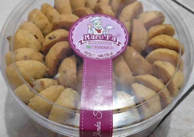 Kurma almond cookies