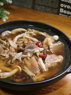 養生百菇綠茶雞湯 的食譜成品照片