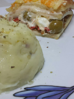 Una foto de Pastel de pan de molde relleno pasión, acompañado de puré de patatas con virutas de jamón