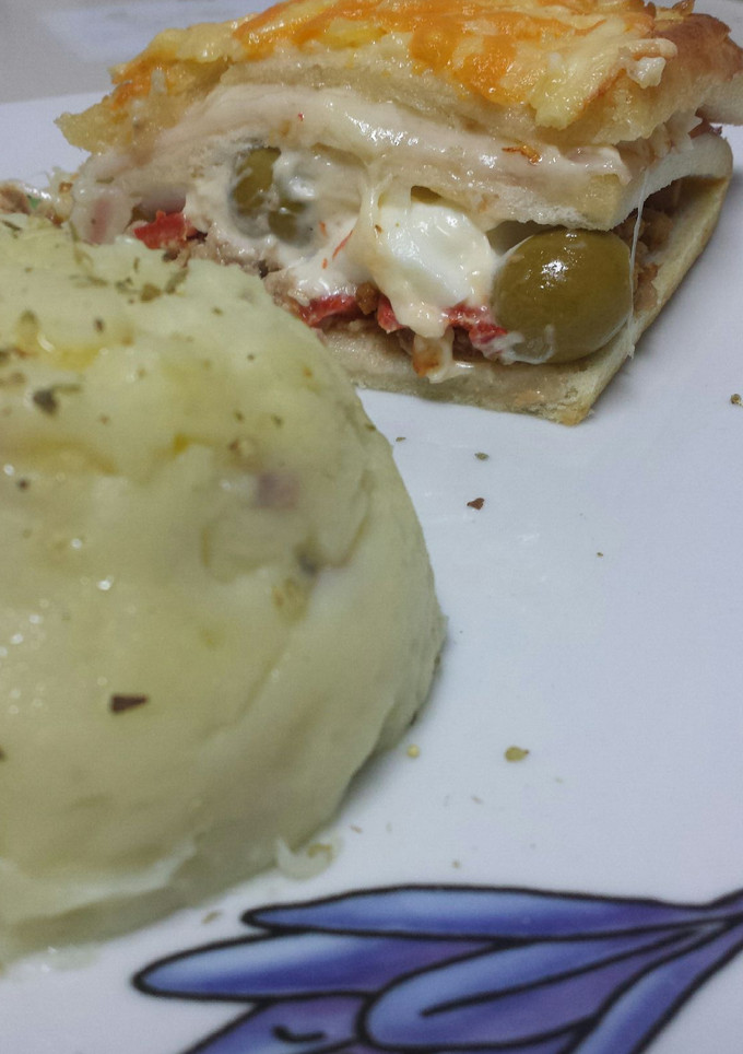 Una foto de Pastel de pan de molde relleno pasión, acompañado de puré de patatas con virutas de jamón 