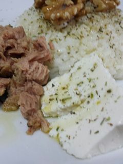 Una foto de Arroz con atún, queso fresco y nueces