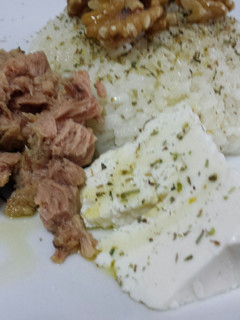 Una foto de Arroz con atún, queso fresco y nueces