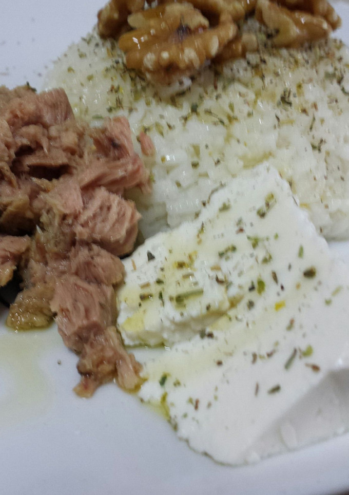 Una foto de Arroz con atún, queso fresco y nueces