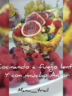 Una foto de "Góndola de piña y arándanos con frutas del bosque"