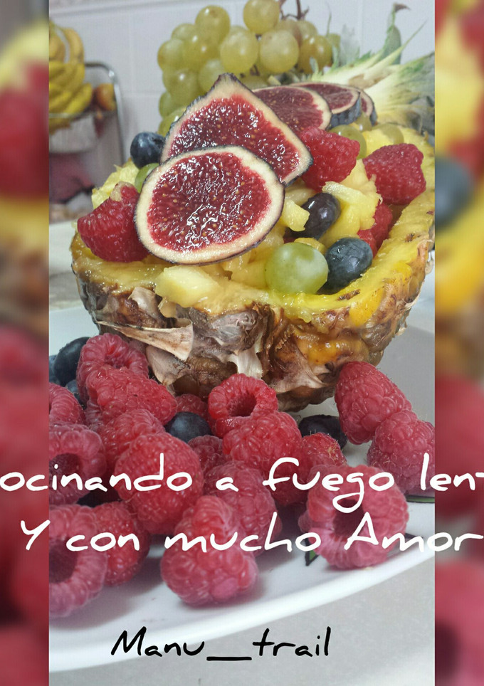 Una foto de "Góndola de piña y arándanos con frutas del bosque"