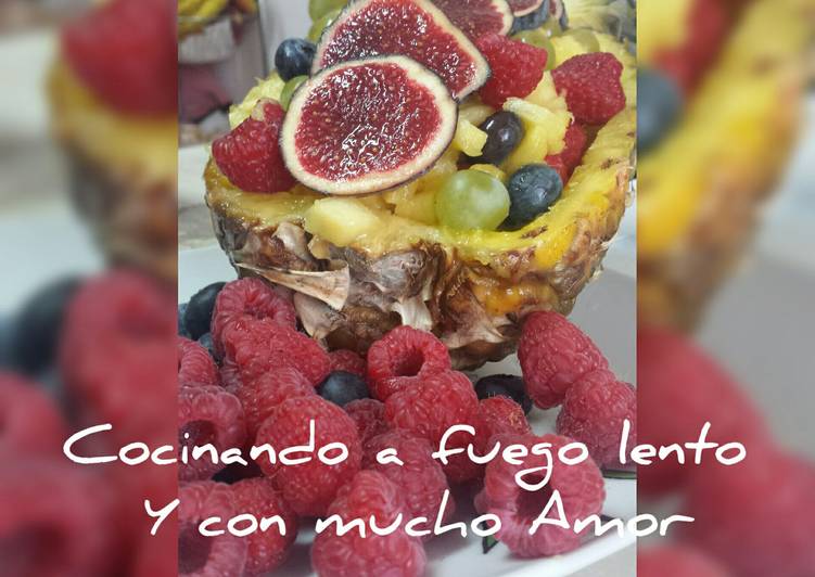 "Góndola de piña y arandanos con frutas del bosque"