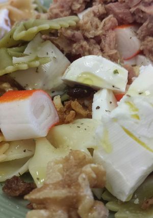 Una foto de "Lazos vegetales con palitos, nueces, queso fresco, cebolla frita, pasas, atún y huevo" 