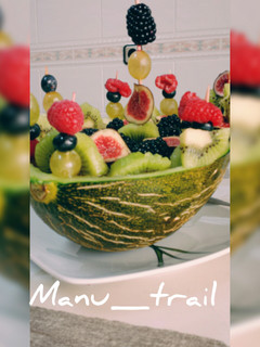 Una foto de "Velero de melón con frutas del bosque"