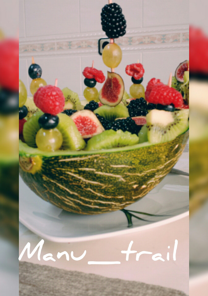 Una foto de "Velero de melón con frutas del bosque" 