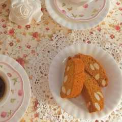 A picture of "Mustazzùoli" con mandorle.