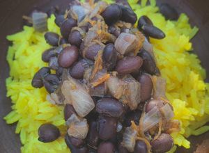 Una foto de Feijoada vegana 🌱 con arroz curry 🍛