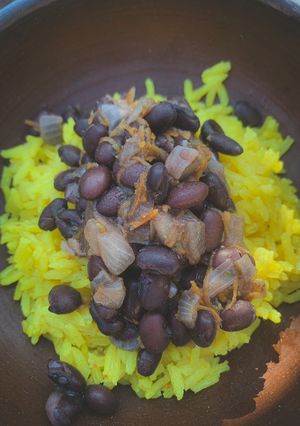 Una foto de Feijoada vegana 🌱 con arroz curry 🍛