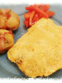 Una foto de Milanesas de hígado rellenas, con papas y zanahorias dulces