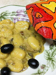 Una foto de Ñoquis con setas y salsa de trufa