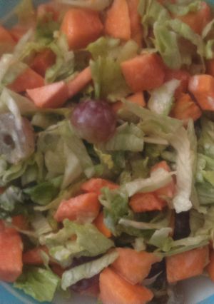 Una foto de Ensalada de papaya y lechuga