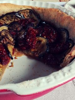 Una foto de Tarta rústica vegana de berenjena y tomate seco