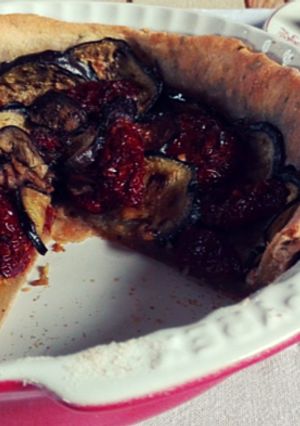 Una foto de Tarta rústica vegana de berenjena y tomate seco