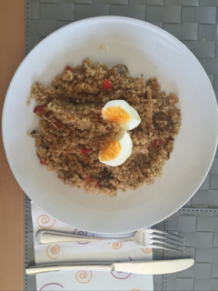 Una foto de Quinoa con verduras y pollo.