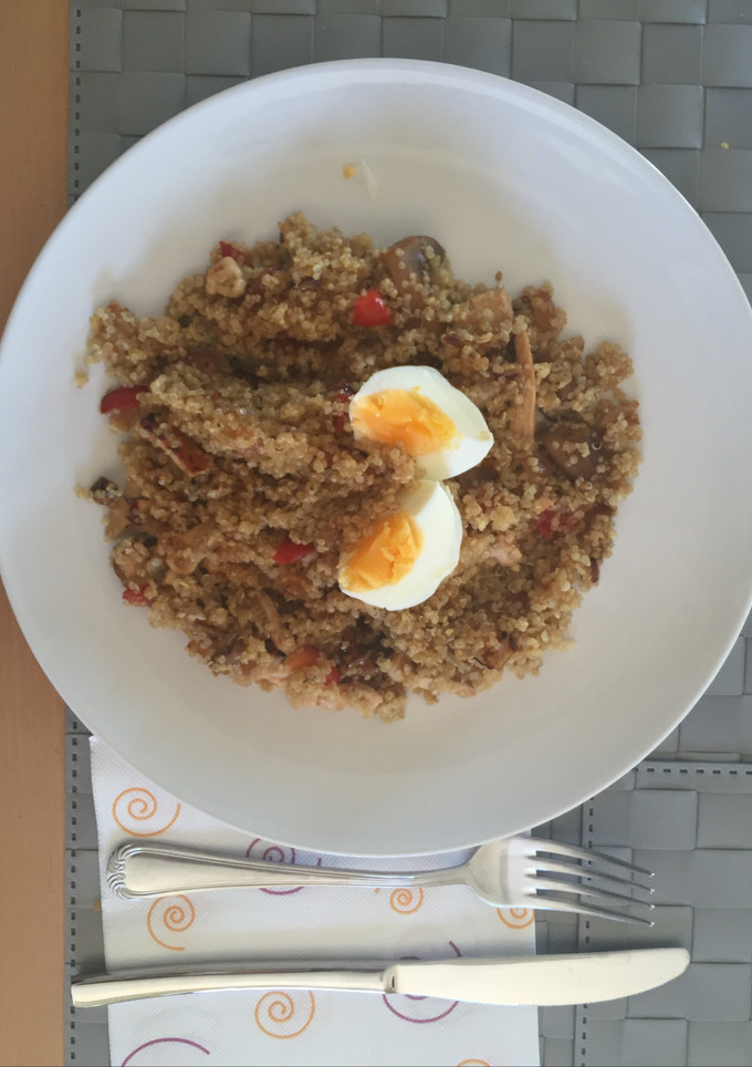 Una foto de Quinoa con verduras y pollo. 