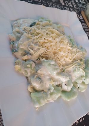 Una foto de Salsa de crema de leche, salsa blanca, queso, puerro y verdeo