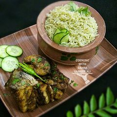 A picture of Thai green rice with fried fish.
