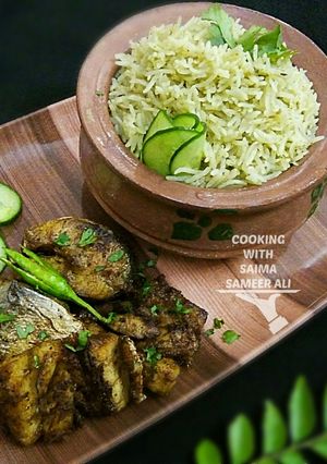 A picture of Thai green rice with fried fish.