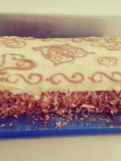 A picture of Torta de mil hojas con crema pastelera y manjar .