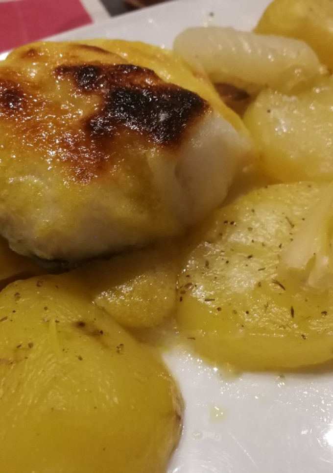 Una foto de Bacalao con allioli gratinado