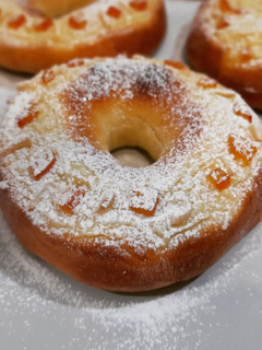 Una foto de Tortell de Sant Antoni de anís y naranja con crema pastelera