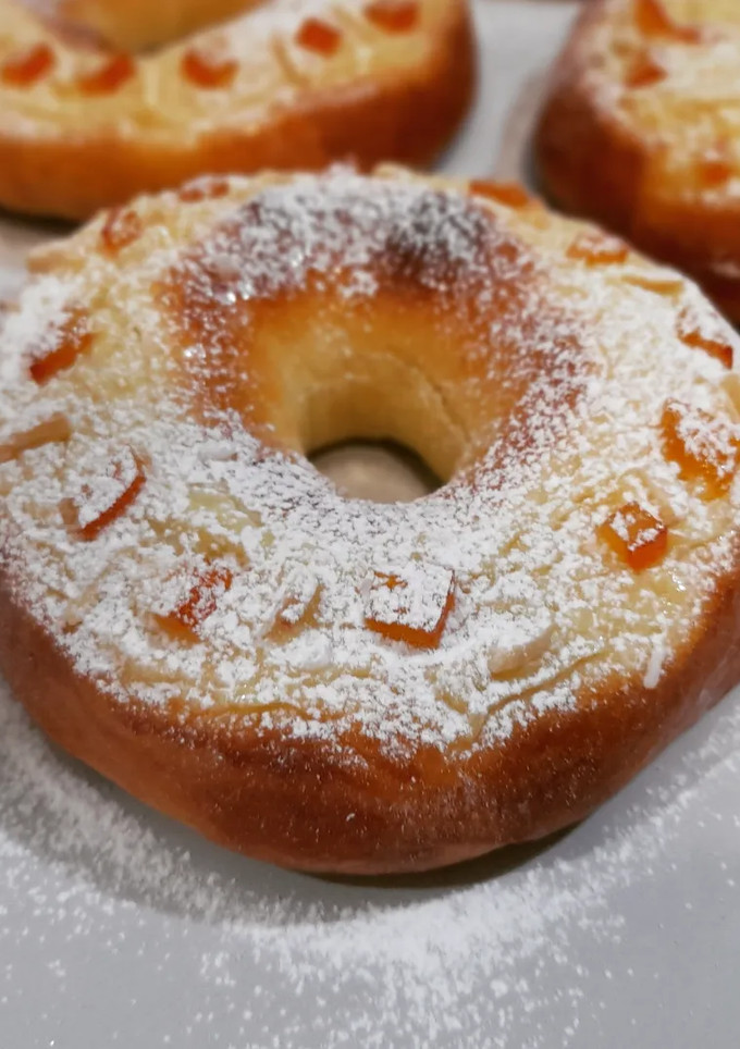 Una foto de Tortell de Sant Antoni de anís y naranja con crema pastelera