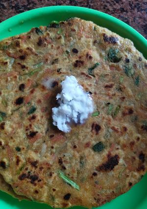 मूली गाजर मेथी का थेपला (Mooli gajar methi ka thepla recipe in hindi) रेसिपी मुख्य फोटो