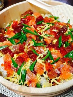 Hình của món Cơm cá sống barachirashi.