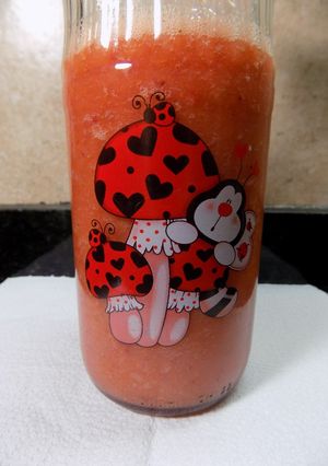 Una foto de Batido de zanahoria, sandía y frutillas con granadina