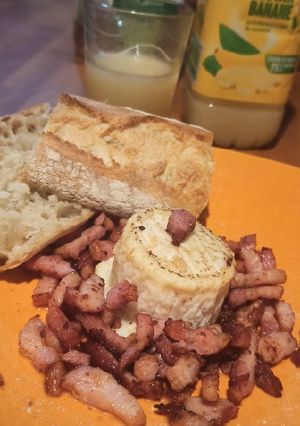 Une photo de Chèvre chaud aux lardons