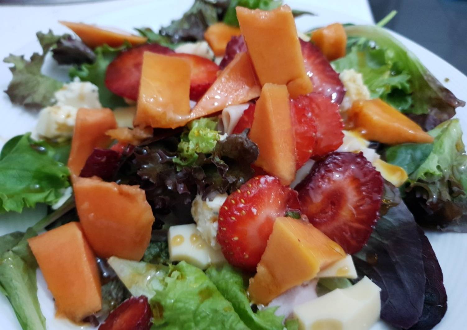 Ensalada con fresas, papaya, quesos roquefort y emmental🧀🧀 Receta de