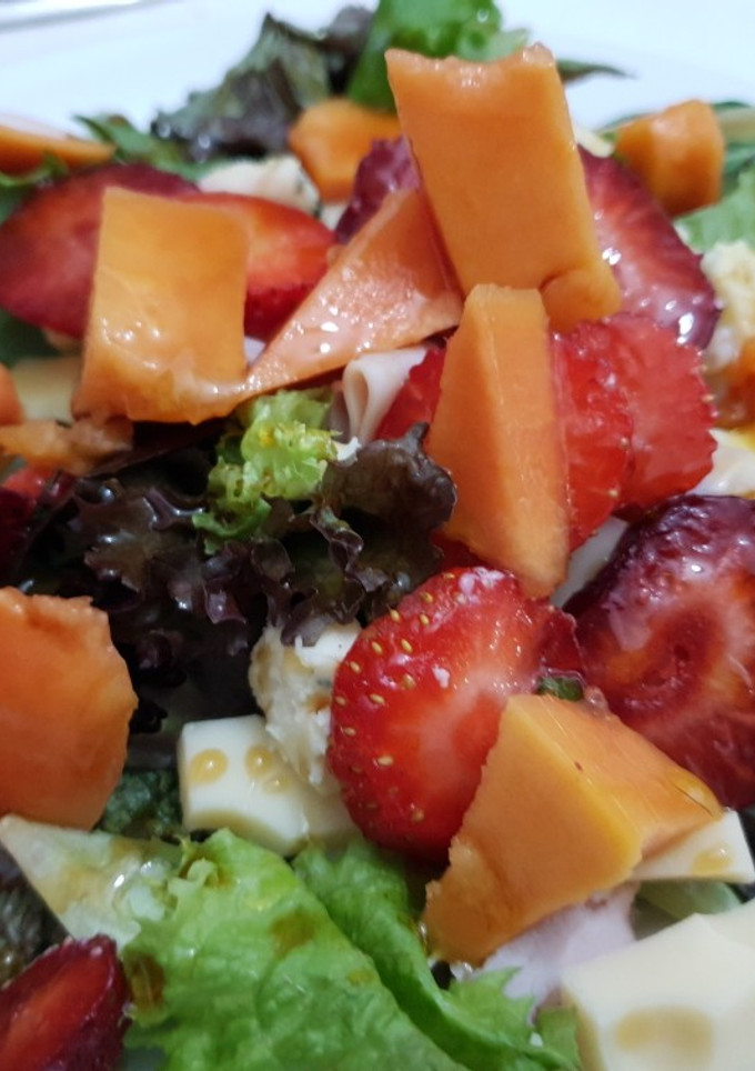 Una foto de Ensalada con fresas, papaya, quesos roquefort y emmental🧀🧀