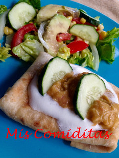 Una foto de CHIMICHANGA DE POLLO CON NATA AGRIA Y GUACAMOLE ACOMPAÑADA DE ENSALADA MEJICANA